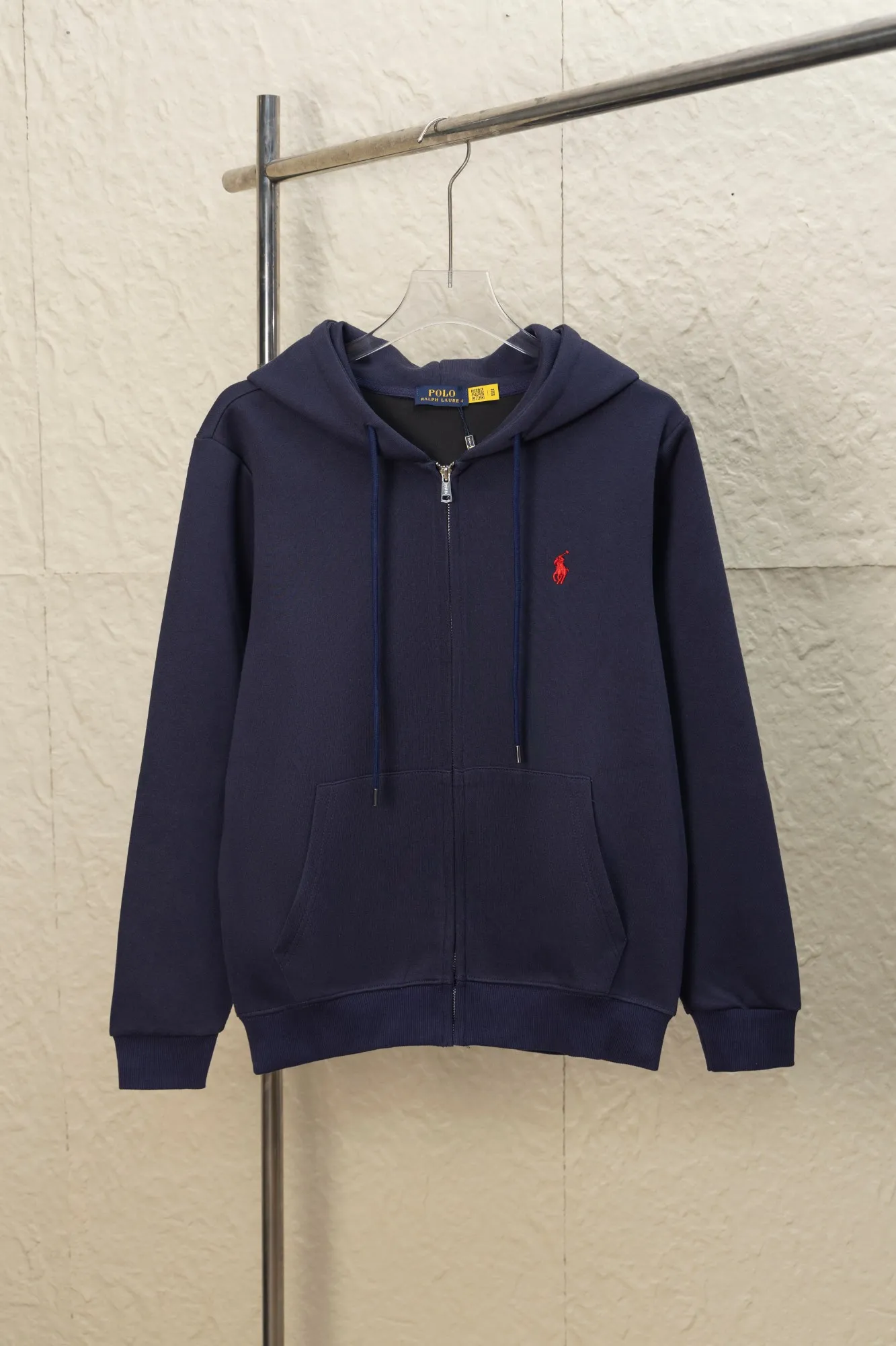 P270 Style No.: JZ024 Raff embroidered small label hooded jacket. Xuanwang New Rescue Limited Counter Jacket 420g air layer compound fabric. Imported machine full classic embroidered small label os version. Versatile style. Couple style. Color: black, navy. Size: S M L XL.